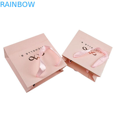 কাস্টম প্রিন্ট লোগো মার্জিত সাদা কালো উপহার কাগজ ব্যাগ বিলাসবহুল পোশাক বুটিক কাগজ শপিং ব্যাগ রিবন হ্যান্ডেল সহ