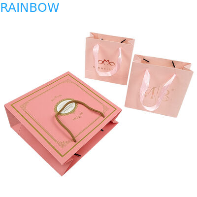 কাস্টম প্রিন্ট লোগো মার্জিত সাদা কালো উপহার কাগজ ব্যাগ বিলাসবহুল পোশাক বুটিক কাগজ শপিং ব্যাগ রিবন হ্যান্ডেল সহ