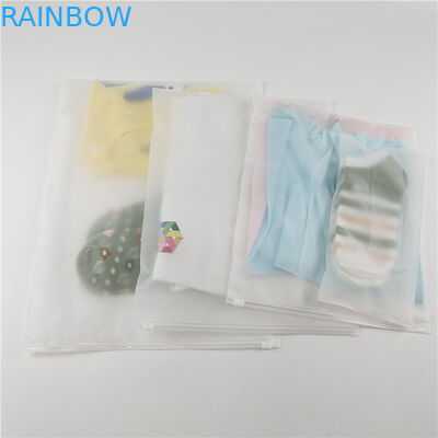 কারখানা পাইকারি স্বচ্ছ প্লাস্টিক টি-শার্ট পোশাক প্যাকেজিং ব্যাগ স্লাইডিং জিপার এবং হুক সঙ্গে