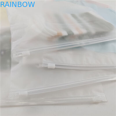 কারখানা পাইকারি স্বচ্ছ প্লাস্টিক টি-শার্ট পোশাক প্যাকেজিং ব্যাগ স্লাইডিং জিপার এবং হুক সঙ্গে