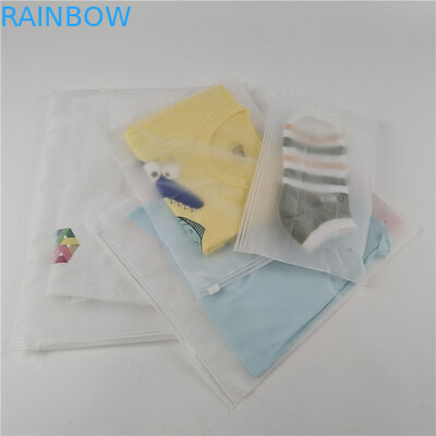 কারখানা পাইকারি স্বচ্ছ প্লাস্টিক টি-শার্ট পোশাক প্যাকেজিং ব্যাগ স্লাইডিং জিপার এবং হুক সঙ্গে