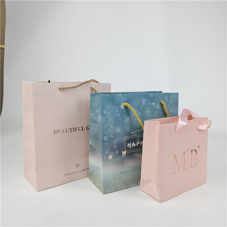 সর্বশেষ গ্রহণ করা হয়েছে 10 টি পর্যন্ত রঙ উপলব্ধ কাস্টম ডিজিটাল মুদ্রণ লোগো মুদ্রিত শপিং কাগজ ব্যাগ প্যাকেজিং