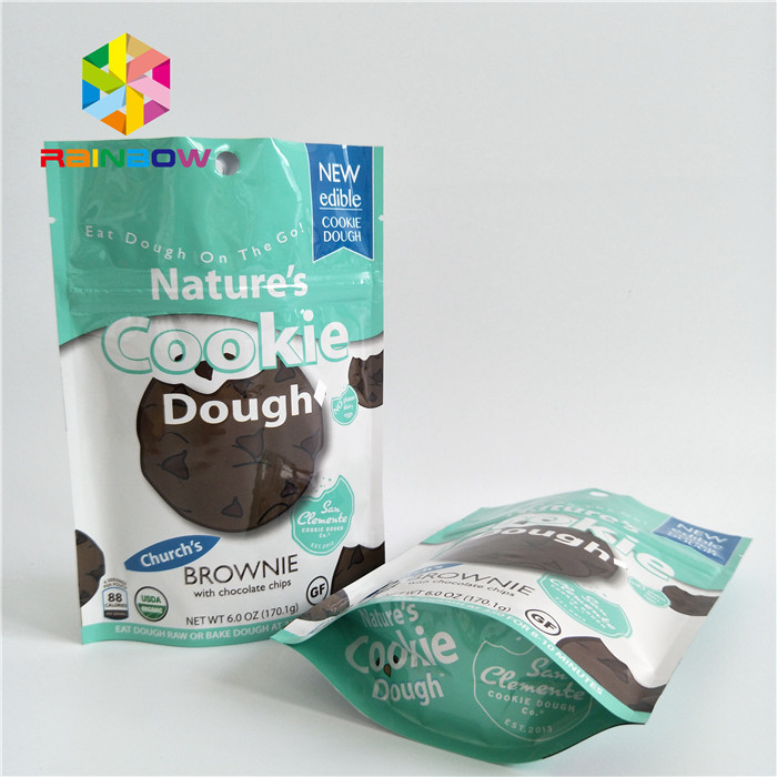 ছোট আকারের স্ন্যাকস ফুড প্যাকেজিং ব্যাগগুলি জিপার শীর্ষ হ্যান্ডেলের সাথে কাস্টমাইজড রঙ