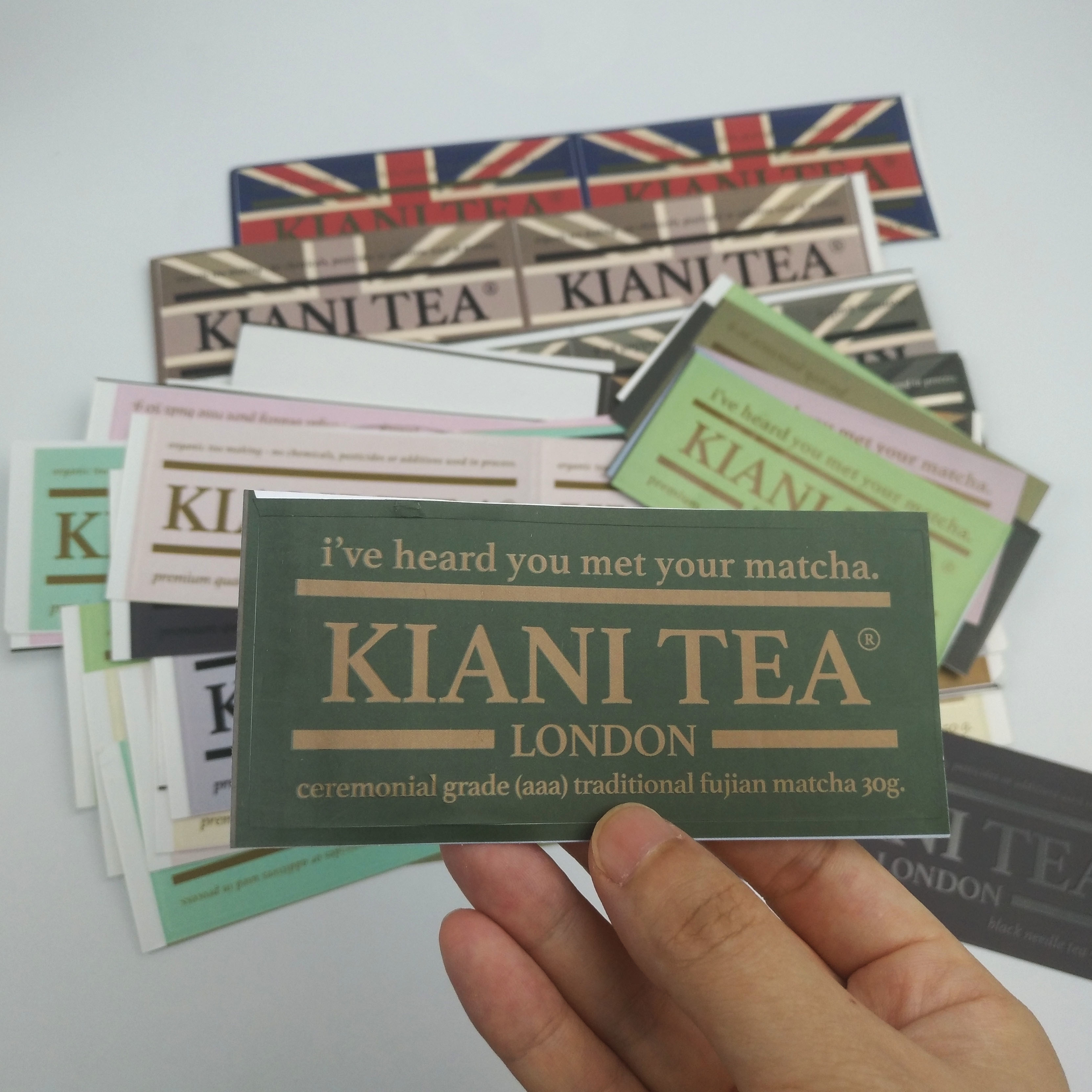 কাস্টম লোগো গ্রহণ করুন OEM ফ্যাশনাবল প্রিন্টড স্টিকার আঠালো ওয়াইন লেবেল জলরোধী আঠালো লেবেল স্টিকার