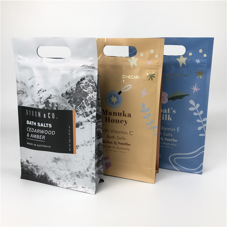 বডি স্ক্রাব প্যাকেজিংয়ের জন্য হ্যান্ডেল সহ ফ্ল্যাট বটম জিপ লক ফুড গ্রেড ফ্ল্যাট বটম ব্যাগ